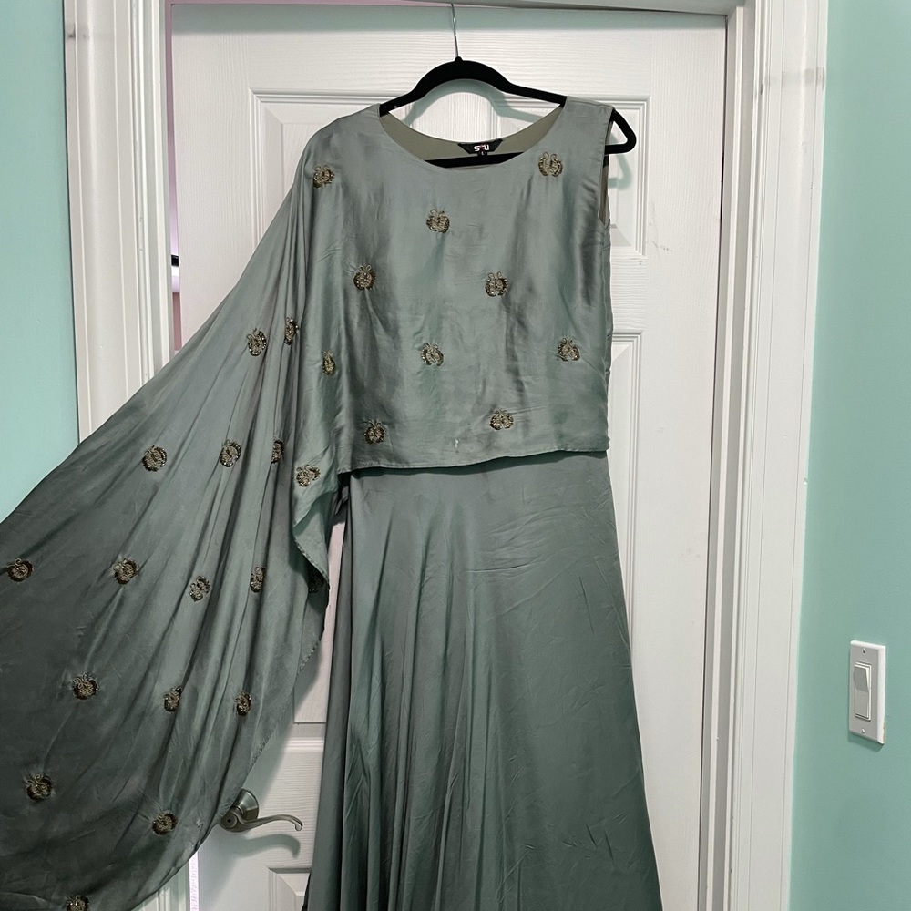 Gray cape sleeve gown (fits S-M)